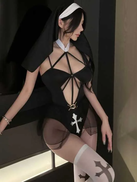 nun-cospaly-sexy-playing-4 sexy nun playing