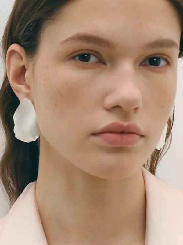 brushed-petal-sliver-earrings-2 basic earrings